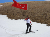 Erzincan’da doğa tutkunu kayak antrenörü Canser Atila çıktığı 3 bin 250 rakımda kayak yaparak Türk bayrağı açtı.Erzincan’da kayak antrenörü ve doğa tutkunu