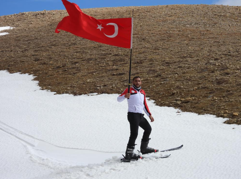 Erzincan’da doğa tutkunu kayak antrenörü Canser Atila çıktığı 3 bin 250 rakımda kayak yaparak Türk bayrağı açtı.Erzincan’da kayak antrenörü ve doğa tutkunu