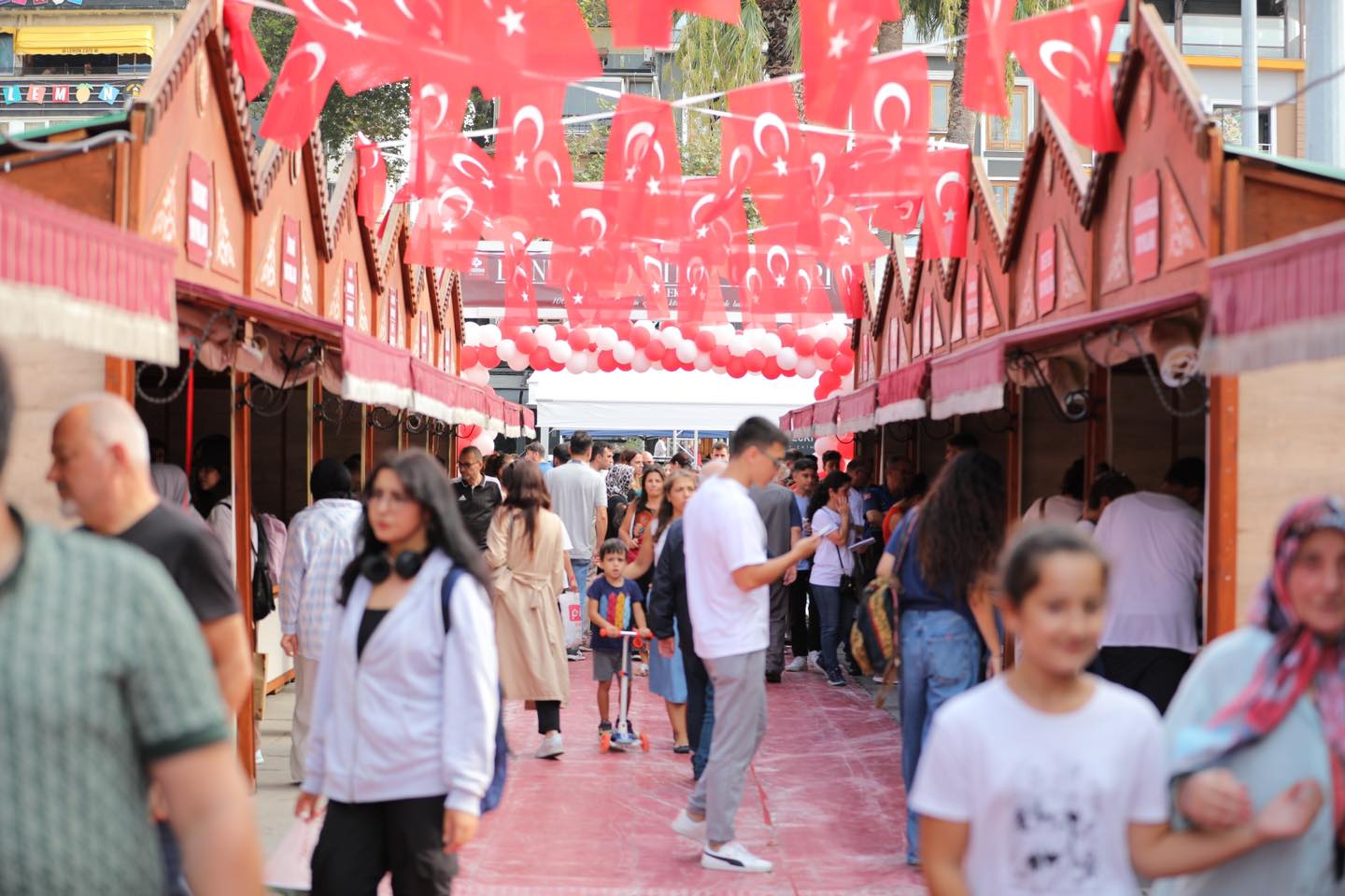Bandırma Belediyesi tarafından bu yıl beşincisi düzenlenen Kitap Günleri yoğun
