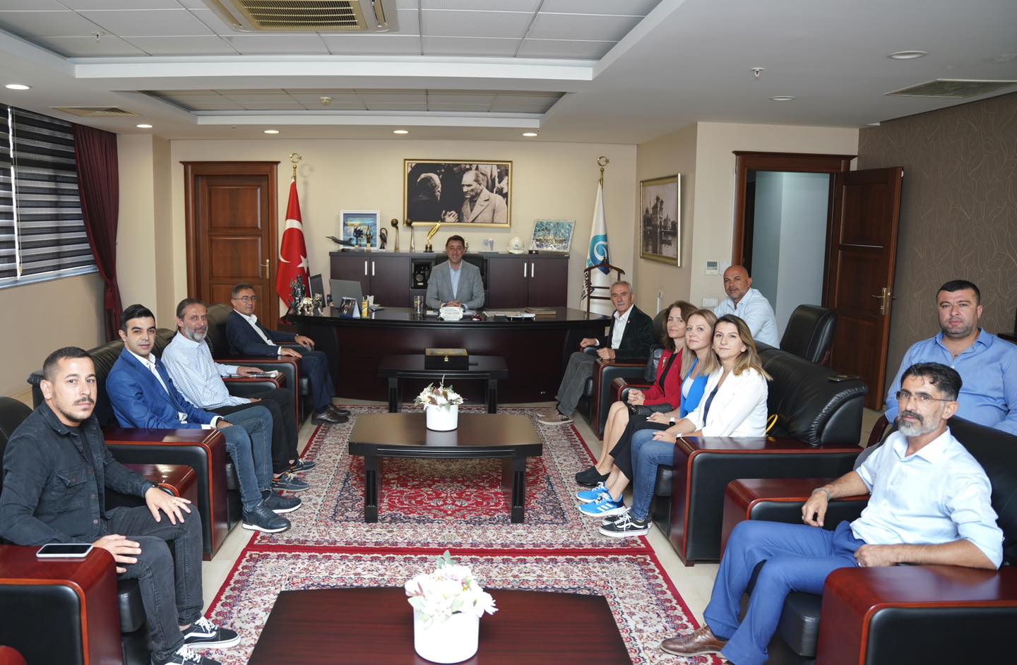 CHP Bandırma İlçe Başkanı Mehmet Atak ve yönetim kurulu üyeleri,