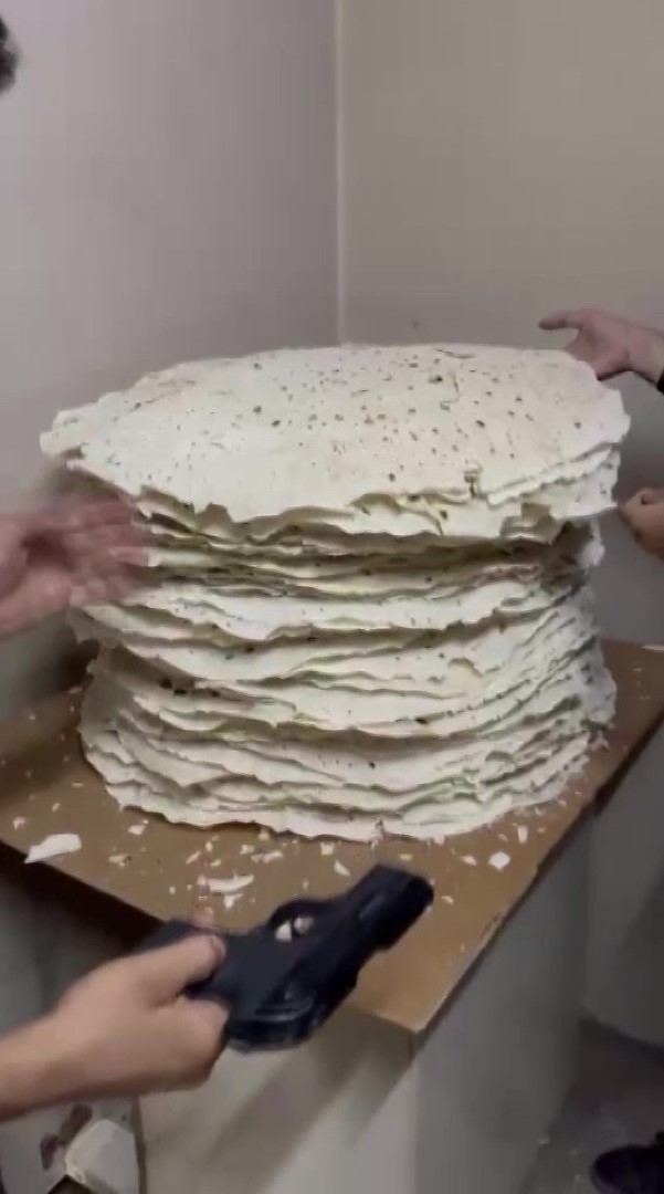8 yaşındaki çocuğu vurulan adamın evinde yufka ekmek arasında silah çıktı ADANA’DA 8 YAŞINDAKİ ÇOCUĞU HASIMLARI TARAFINDAN PARKTA VURULAN KİŞİNİN EVİNE