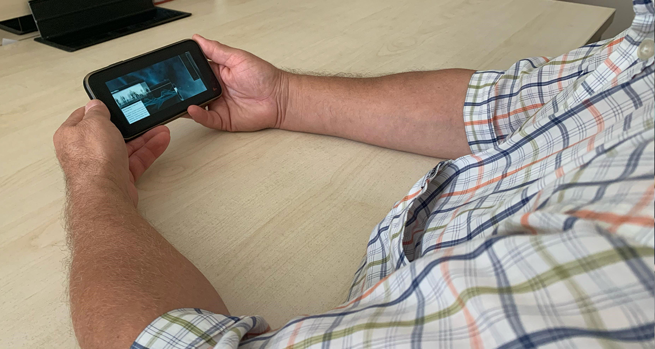 Yönetici olarak çalıştığı şirketteki odasında tabletle oynayıp film izleyen ve