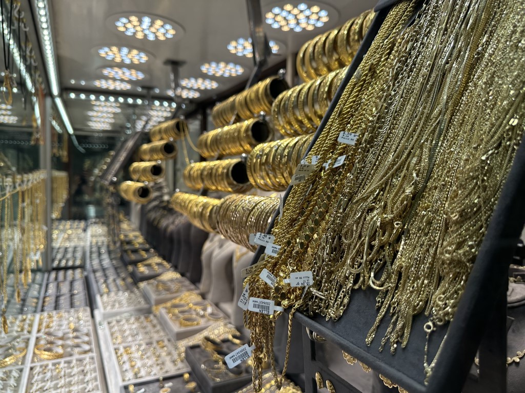 Altın savaş riski ile fiyatlanıyor! Gram altın; ons altın ve dolardaki artışın etkisiyle yükselişe geçti.