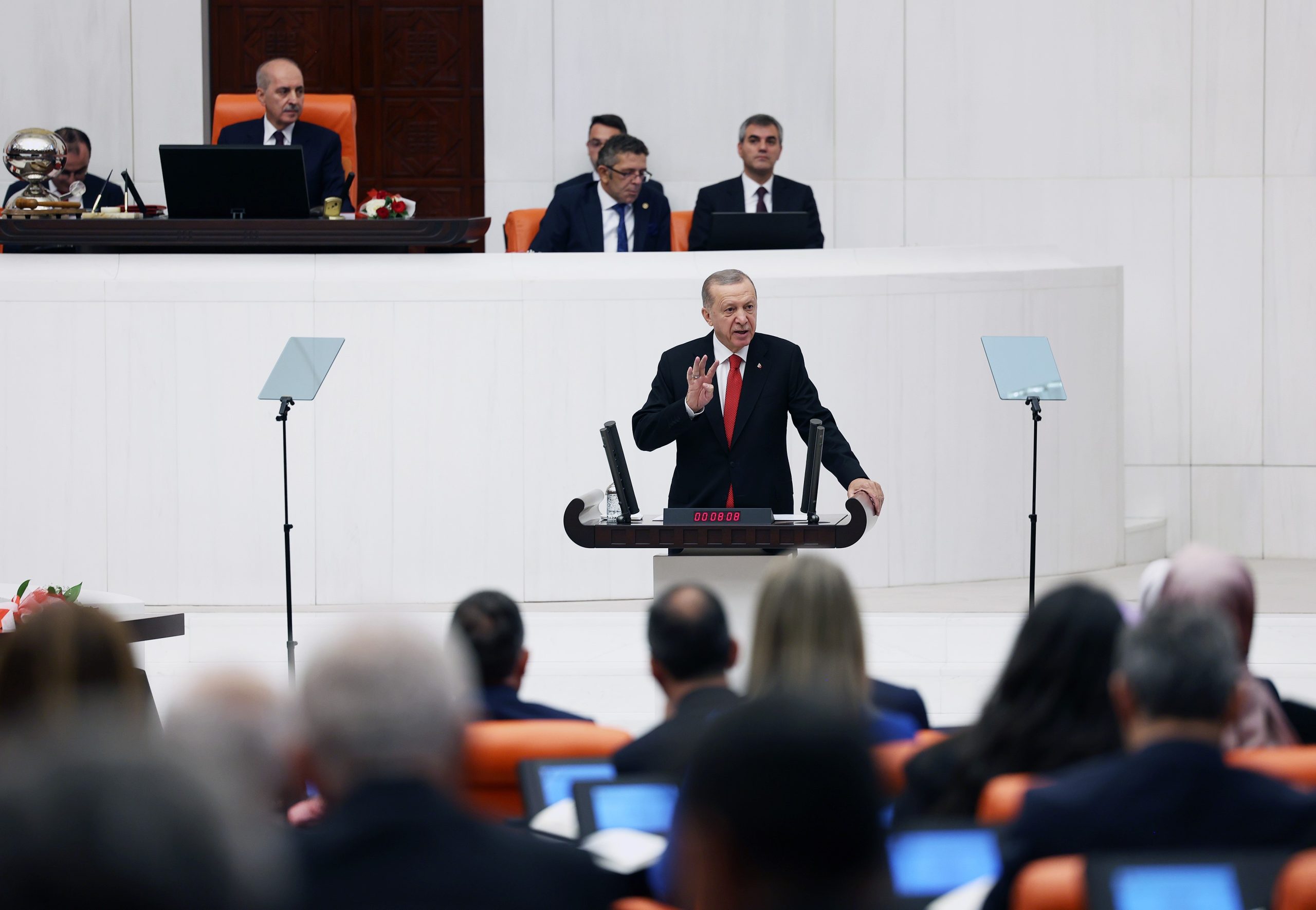 Cumhurbaşkanı Erdoğan’dan ’emeklilere zam’ sorusuna yanıt Cumhurbaşkanı Recep Tayyip Erdoğan, Meclis’ten ayrılırken Şeref Holü’nde gazetecilerin sorularını