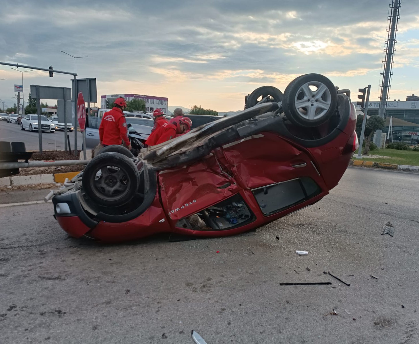 Burhaniye’de otomobiller çarpıştı: 3 yaralı Balıkesir’in Burhaniye ilçesinde meydana gelen kazada, aynı aileden 3 kişi