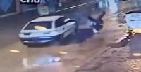 Eskişehir’de yolun karşısına geçmek isteyen bir vatandaşa çarpan araç hızla