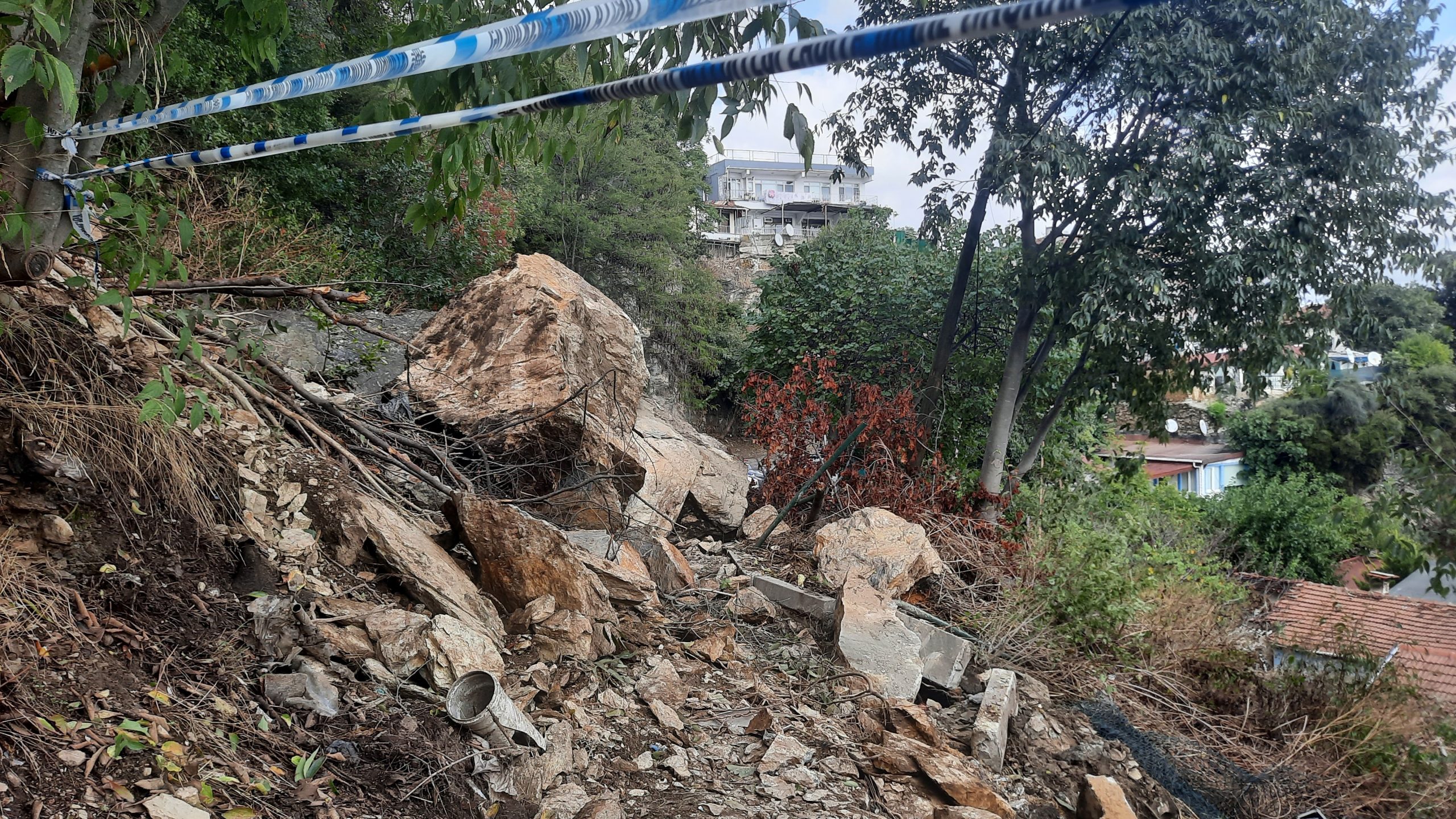 Beşiktaş&rsquo;ta gecekonduların bulunduğu alana kaya k&uuml;tlesi d&uuml;şt&uuml;. Olayda &ouml;len ya