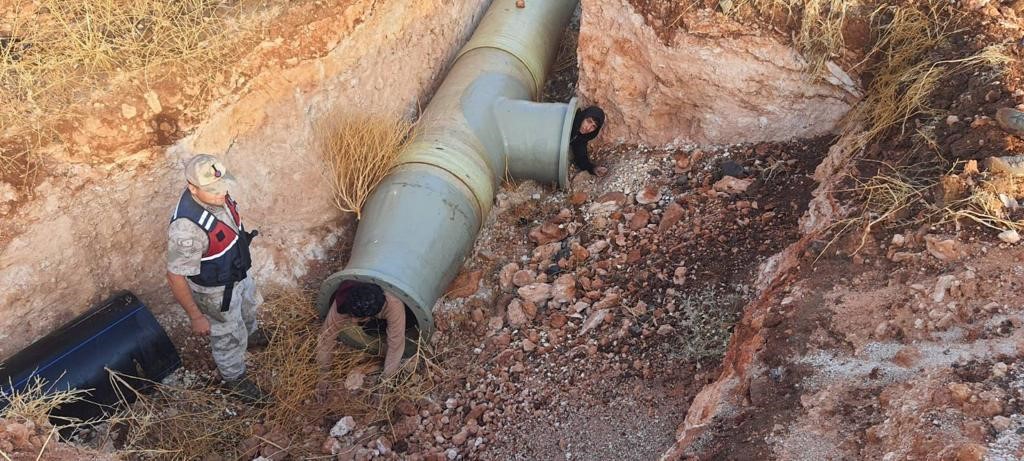 Kilis’te sulama borusunun içinde 3 göçmen yakalandı Kilis’te yapımı devam eden sulama borusunun içinde 3 düzensiz göçmen
