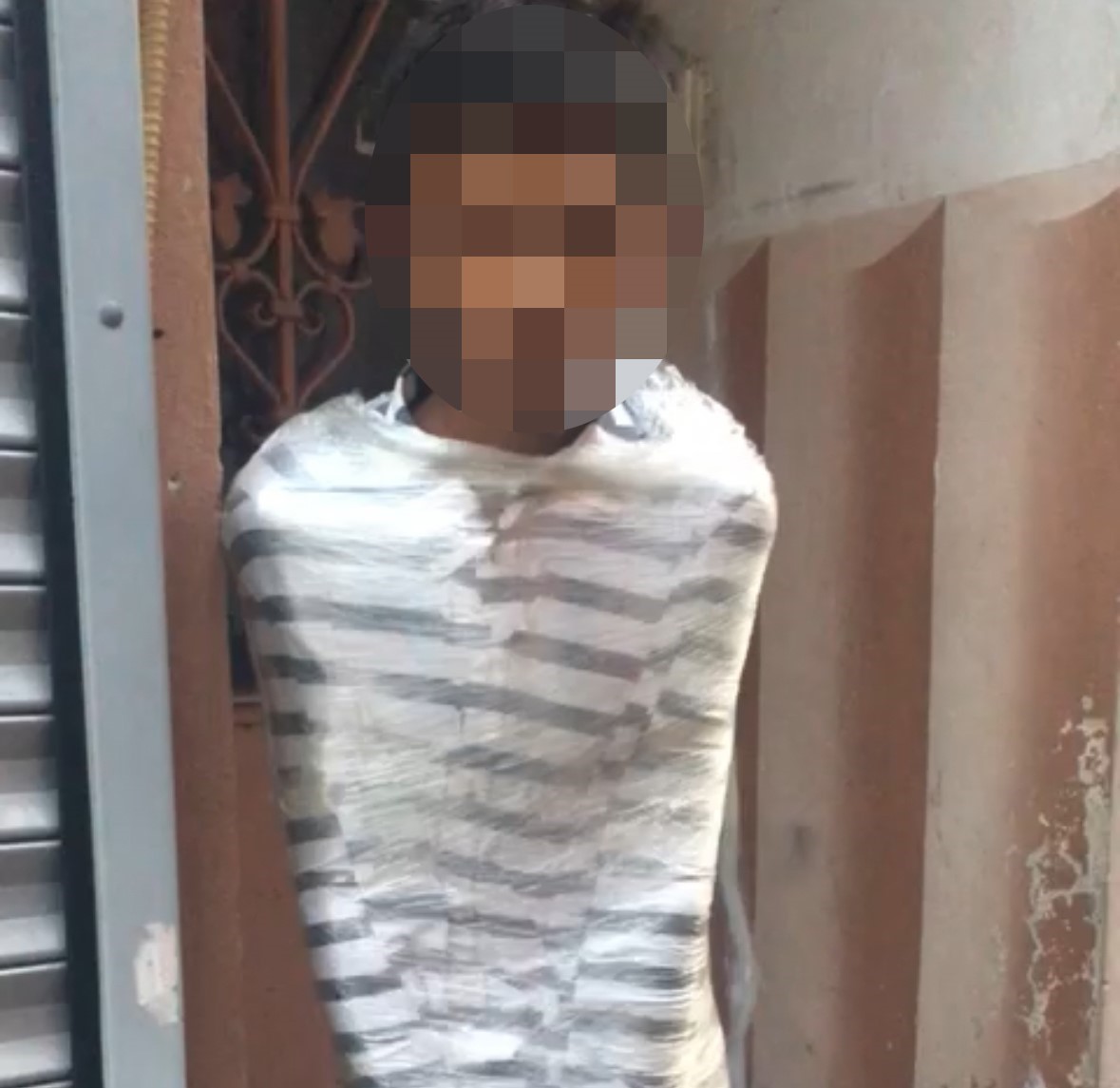 İstanbul’da akıl almaz olay: Hırsızı yakalayıp streç filme sardı KASIMPAŞA’DA BİR GENÇ MOTOSİKLETİNİ İKİNCİ KEZ ÇALMAYA ÇALIŞAN HIRSIZI KISKIVRAK