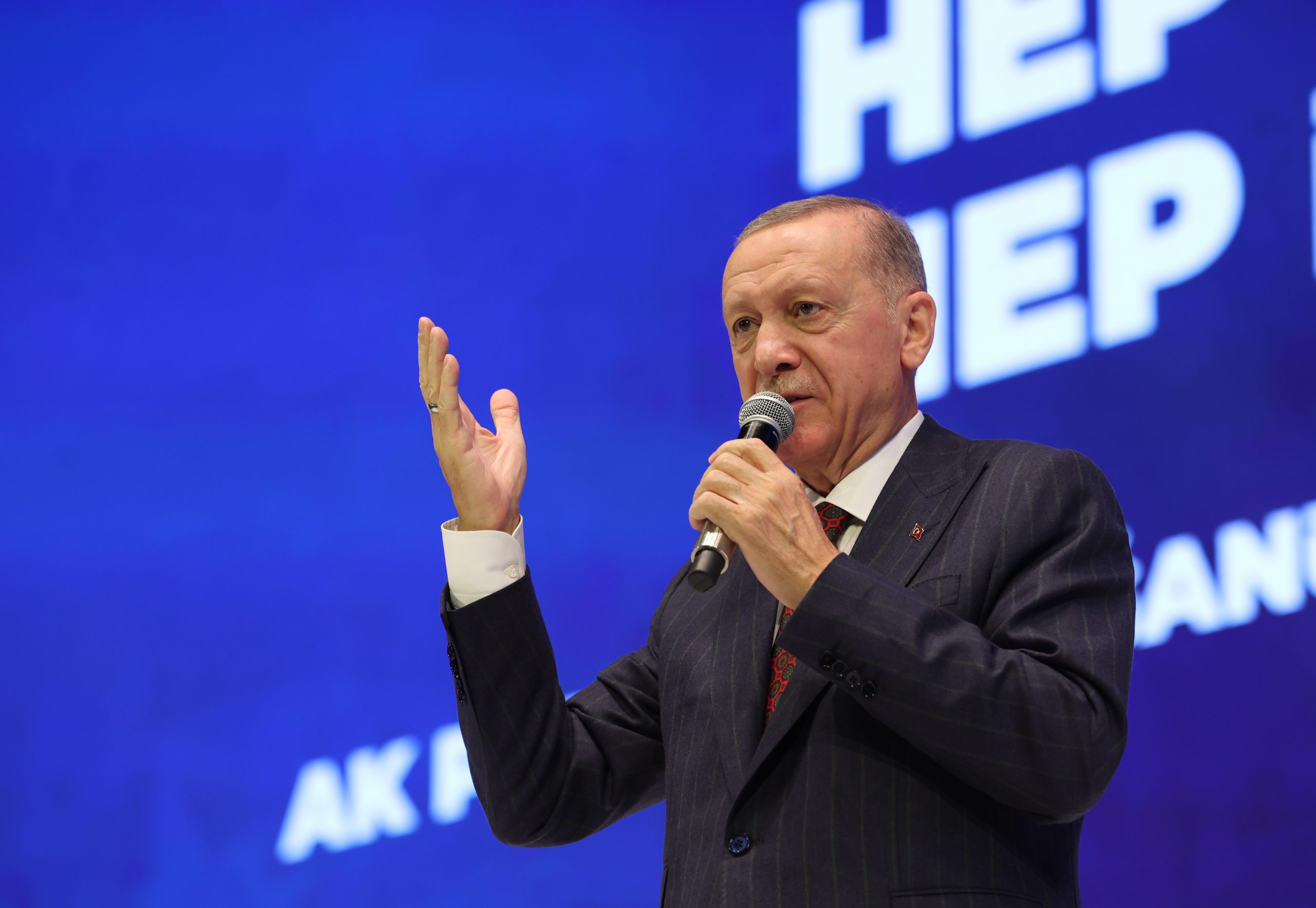 Cumhurbaşkanı Erdoğan AK Parti 4. Olağanüstü Büyük Kongresi’nde konuştu Cumhurbaşkanı ve AK Parti Genel Başkanı Recep Tayyip Erdoğan, “Güven