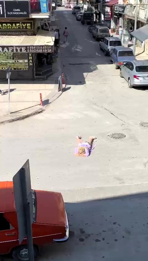 O kadın hastaneden kaçıp yine kendini araçların önüne attı Denizli’nin Çivril ilçesinde 2 gündür trafikte araçların önüne yatarak ve