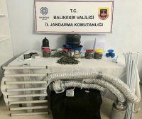 Gönen’de jandarma ekipleri, iki adrese yönelik eş zamanlı operasyon düzenledi.