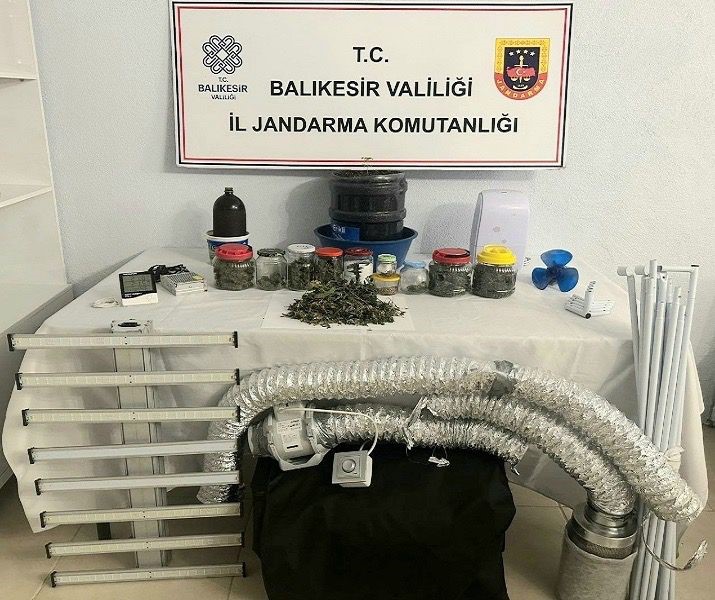 Gönen’de jandarma ekipleri, iki adrese yönelik eş zamanlı operasyon düzenledi.