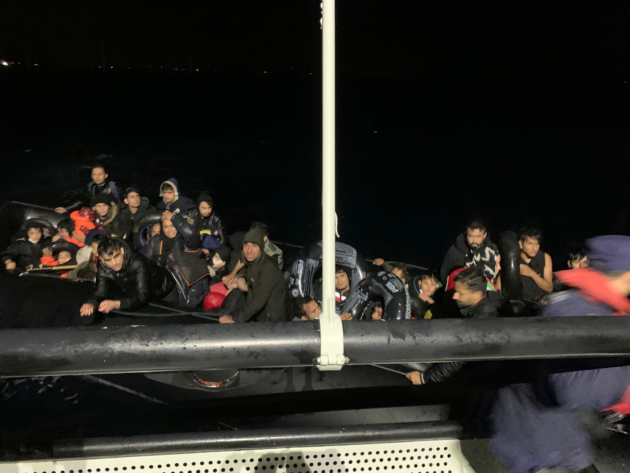 Ayvalık’ta iki plastik bota 126 göçmen bindirdiler Balıkesir’in Ayvalık ilçesi açıklarında yasa dışı yollardan Yunanistan’ın Midilli (Lesvos)