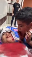Gazze’de Filistinli bir çocuk, İsrail’in hastaneye düzenlediği saldırıda yaralanan kardeşine