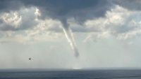 ANTALYA’NIN ALANYA İLÇESİNDE DENİZ ÜZERİNDE GÖRÜNEN HORTUM KORKUTTU. O ANLARI