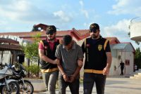 Adana’da trafikte bir sürücüyü taciz eden cam silen şahıs, yakalanarak