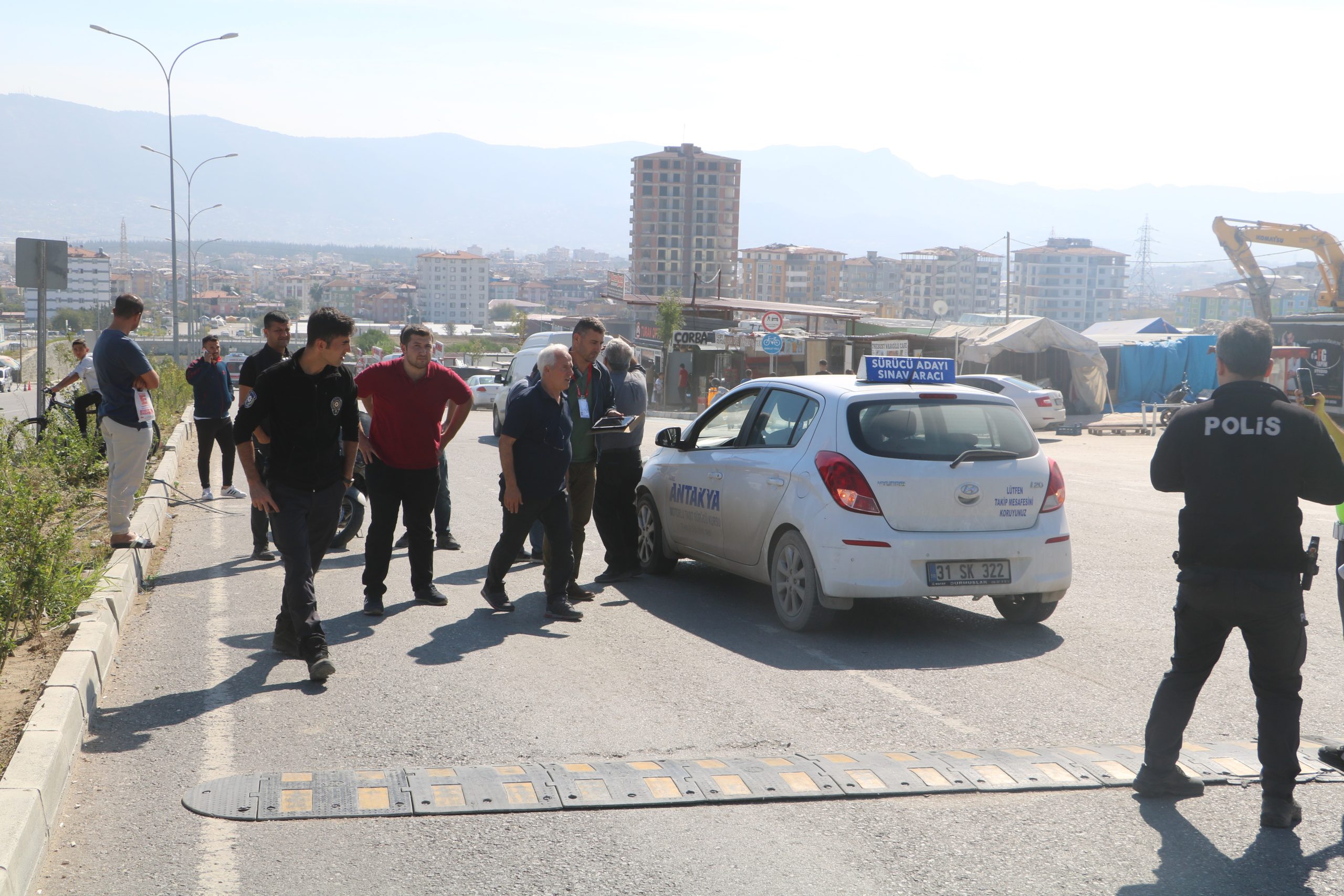 Hatay’da ehliyet sınavı esnasında komisyonun içerisinde bulunduğu otomobil, motosikletli sürücü