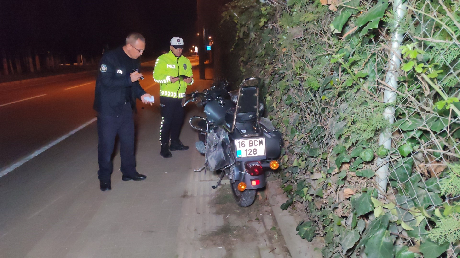 Otomobil sürücüsü motosiklete çarpıp kaçtı Bursa’nın Orhangazi ilçesinde plakası ve sürücüsü belirlenemeyen bir otomobil önünde