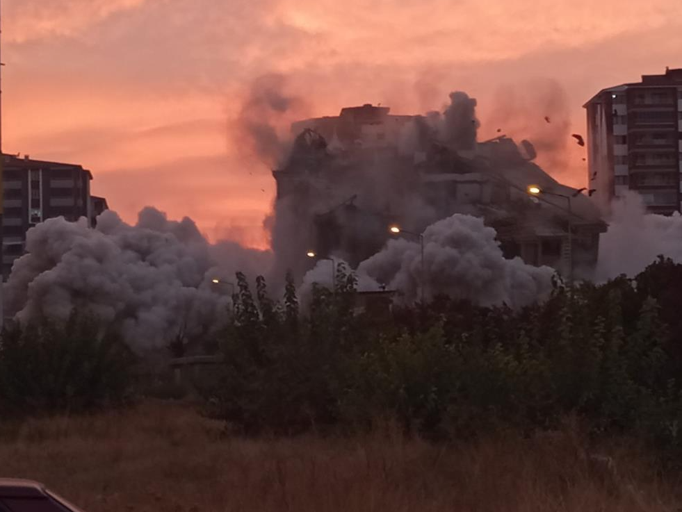 Deprem bölgesi Malatya’da ağır hasarlı 13 katlı bina, 160 kilo