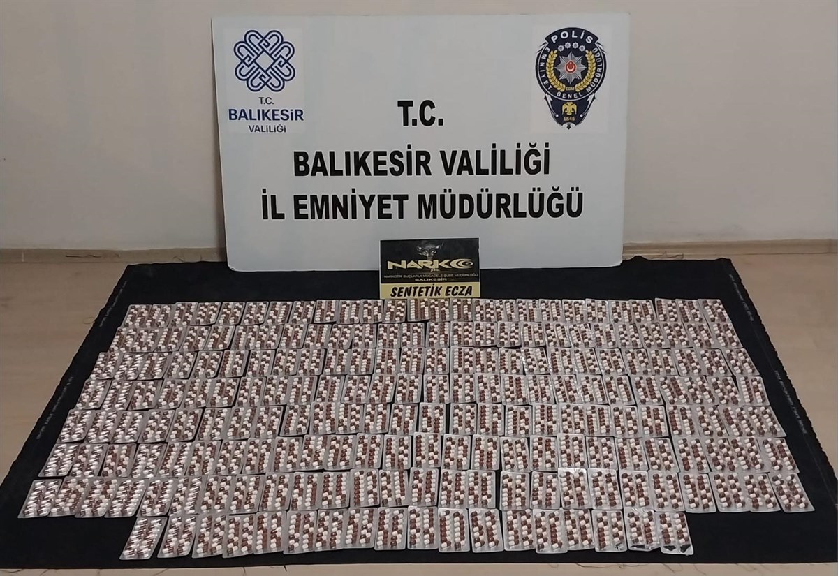 Aracın içinde 2 bin 795 sentetik ecza hap bulundu Balıkesir İl Emniyet Müdürlüğü Narkotik birimleri tarafından aracında Sentetik Ecza