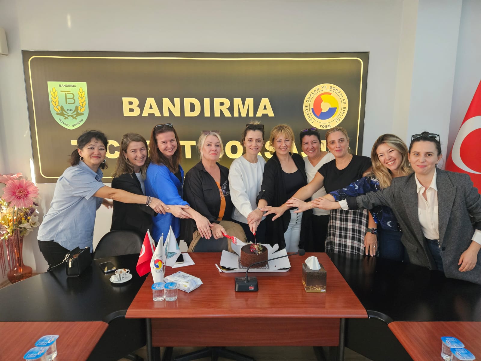 BANDIRMALI KADIN GİRİŞİMCİLER YENİ DÖNEME MERHABA DEDİ Bandırma Ticaret Borsası (BTB)’nda göreve başlayan kadın girişimciler, yeni dönemlerini