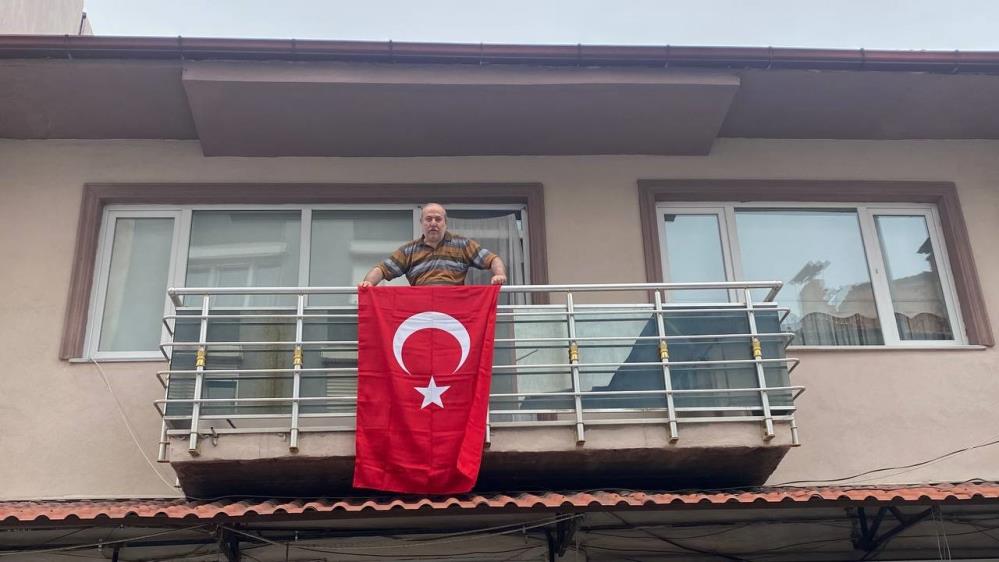 Bu kez 100. yıl için balkona çıktı Türkiye’nin ‘Bayrak Asan Dayı’ olarak tanıdığı internet fenomeni Salih Tahtalıoğlu,