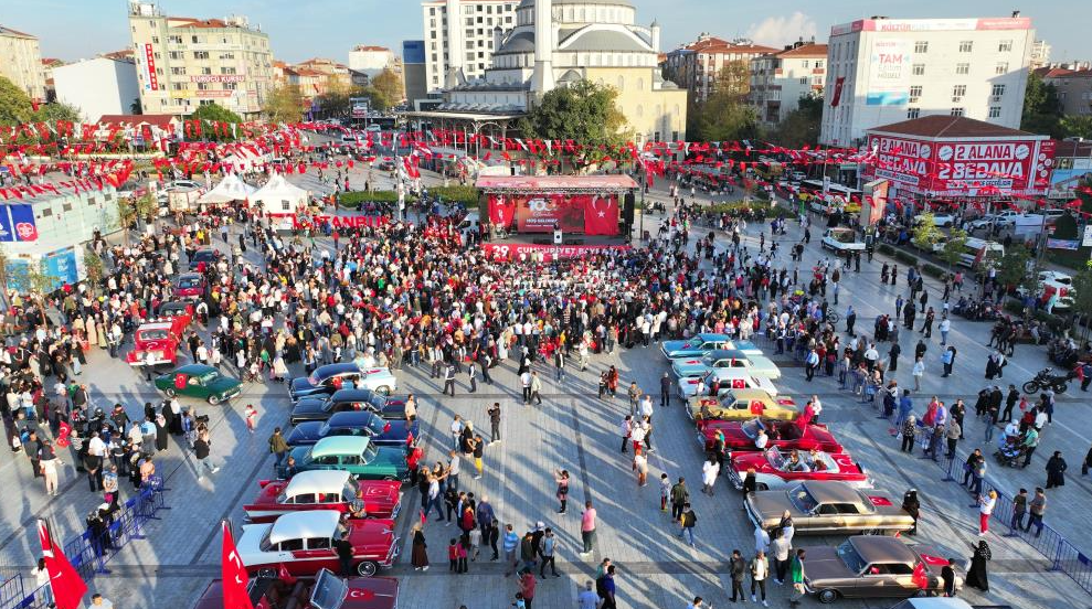 Bağcılar’da klasik otomobillerden “Cumhuriyet Konvoyu” Bağcılar Belediyesi tarafından Cumhuriyet’in 100. yılı nedeniyle klasik otomobillerle Cumhuriyet
