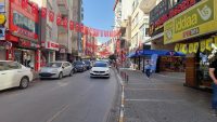 Cumhuriyet’in kuruluşunun 100’üncü yılı kutlamalarının yaşandığı Balıkesir’de caddeler ve dükkanlar