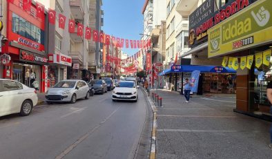 Balıkesir’in caddeleri kırmızı beyaza büründü