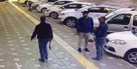 Bursa Orhangazi’de sağa sola bağırarak yürüyen bir şahıs, belinden çıkardığı