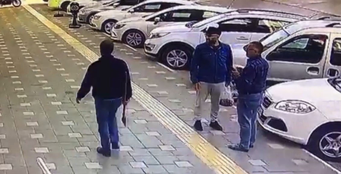 Bursa Orhangazi’de sağa sola bağırarak yürüyen bir şahıs, belinden çıkardığı