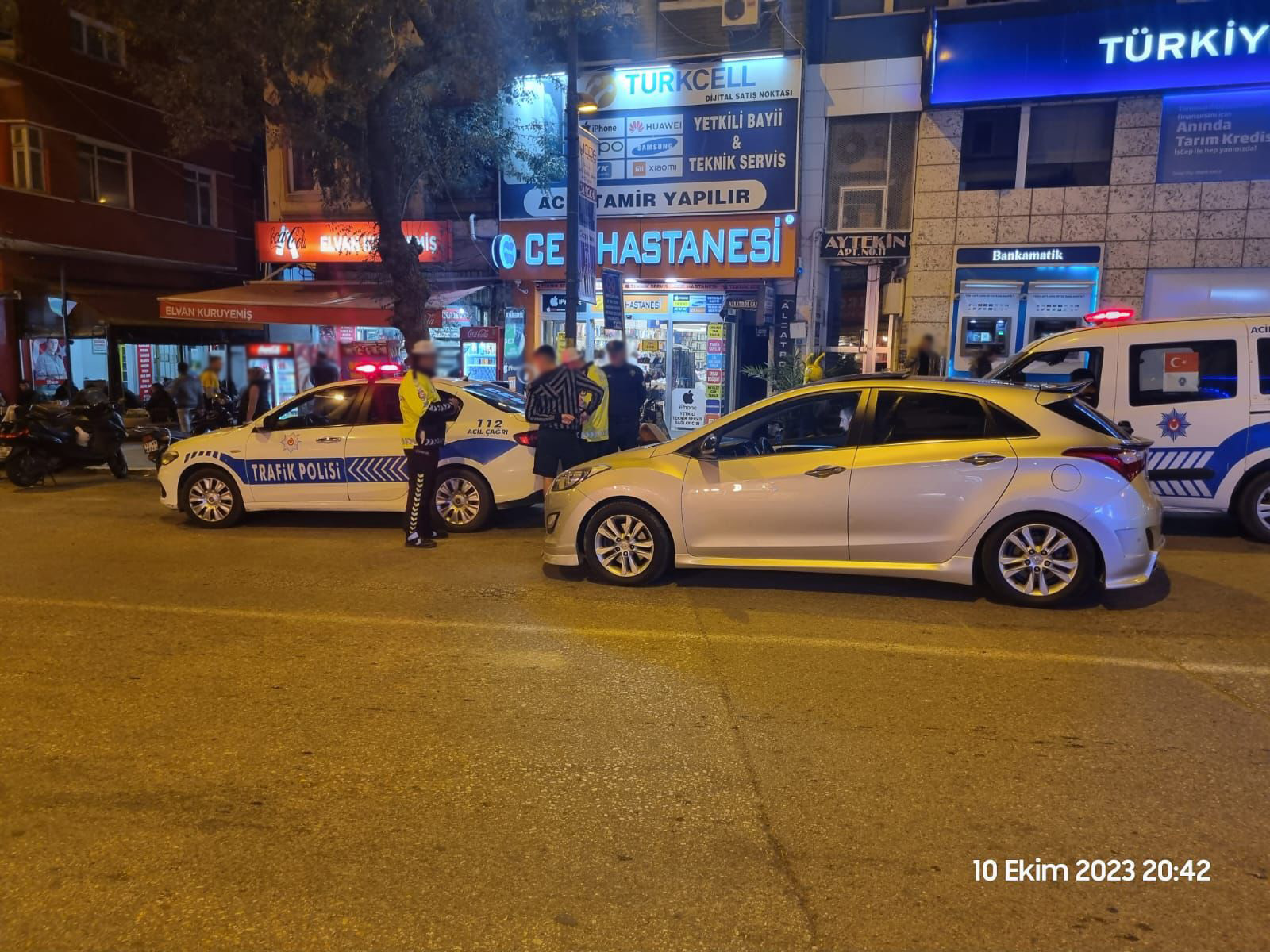 Bandırma İlçe Emniyet Müdürlüğü motosikletlere ve yüksek sesle müzik dinleyerek