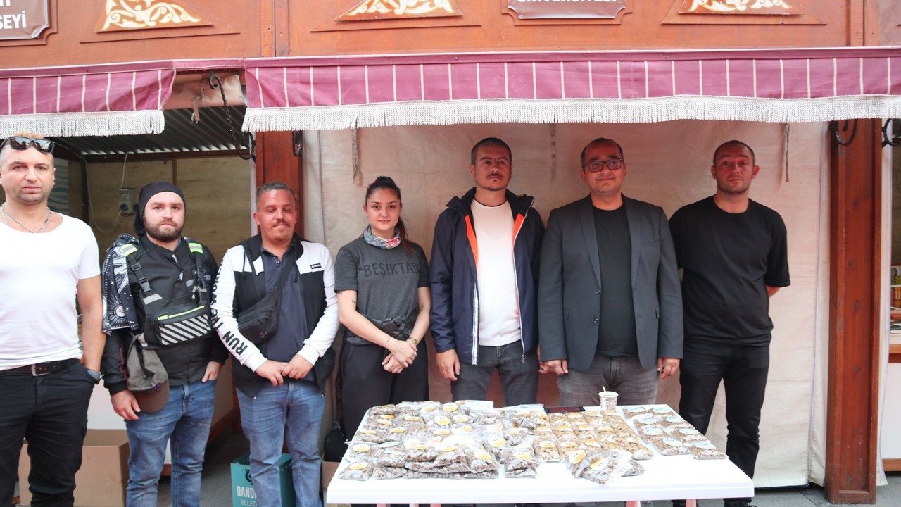 Bandırma’da sokak hayvanları unutulmadı Bandırma Kent Konseyi ve Bandırma Scooter Kulübü, 4 Ekim Dünya
