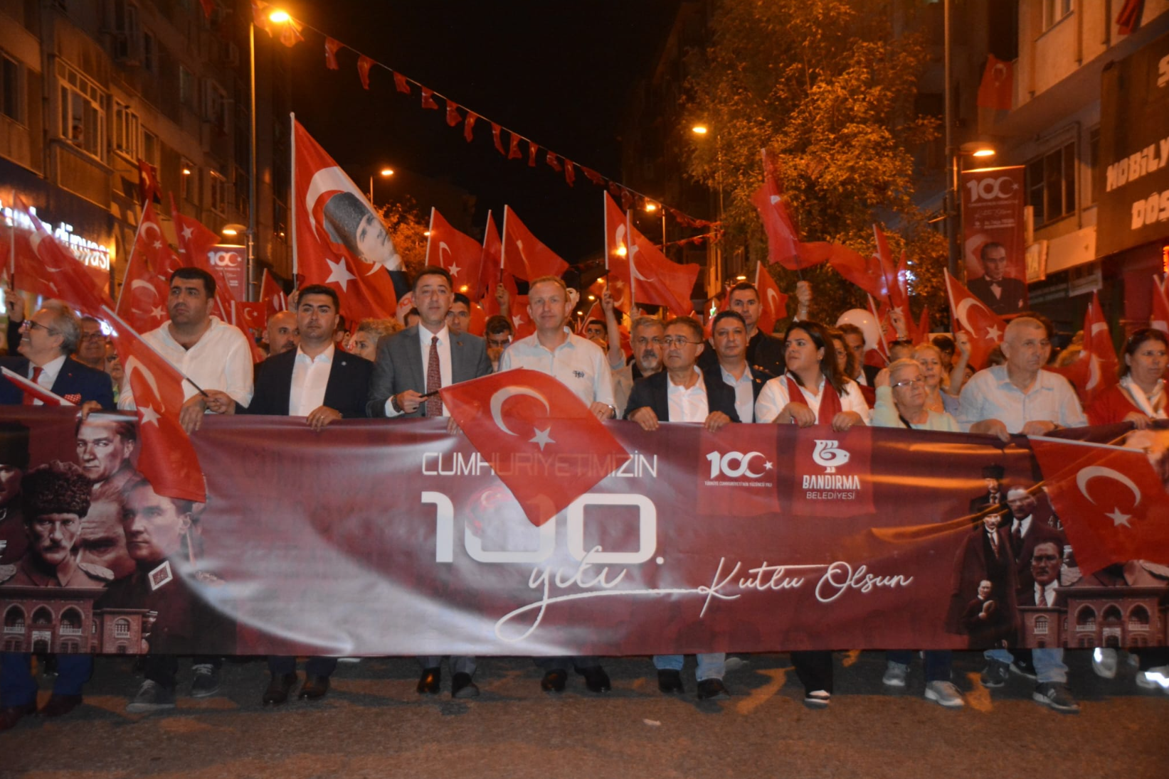 Binlerce Bandırmalı Cumhuriyet için yürüdü Bandırma’da Cumhuriyet’in 100. Yılı kapsamında Fener Alayı kortej yürüyüşü gerçekleştirildi.