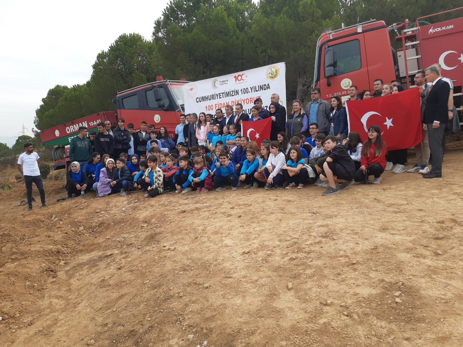 Burhaniye’de, Cumhuriyetin 100. yılında çeşitli etkinler yapılırken, 100 fidan toprakla