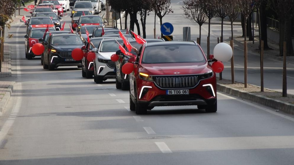 Bursa’da bir araya gelen Togg kullanıcıları, Cumhuriyet’in 100. yılını, oluşturdukları