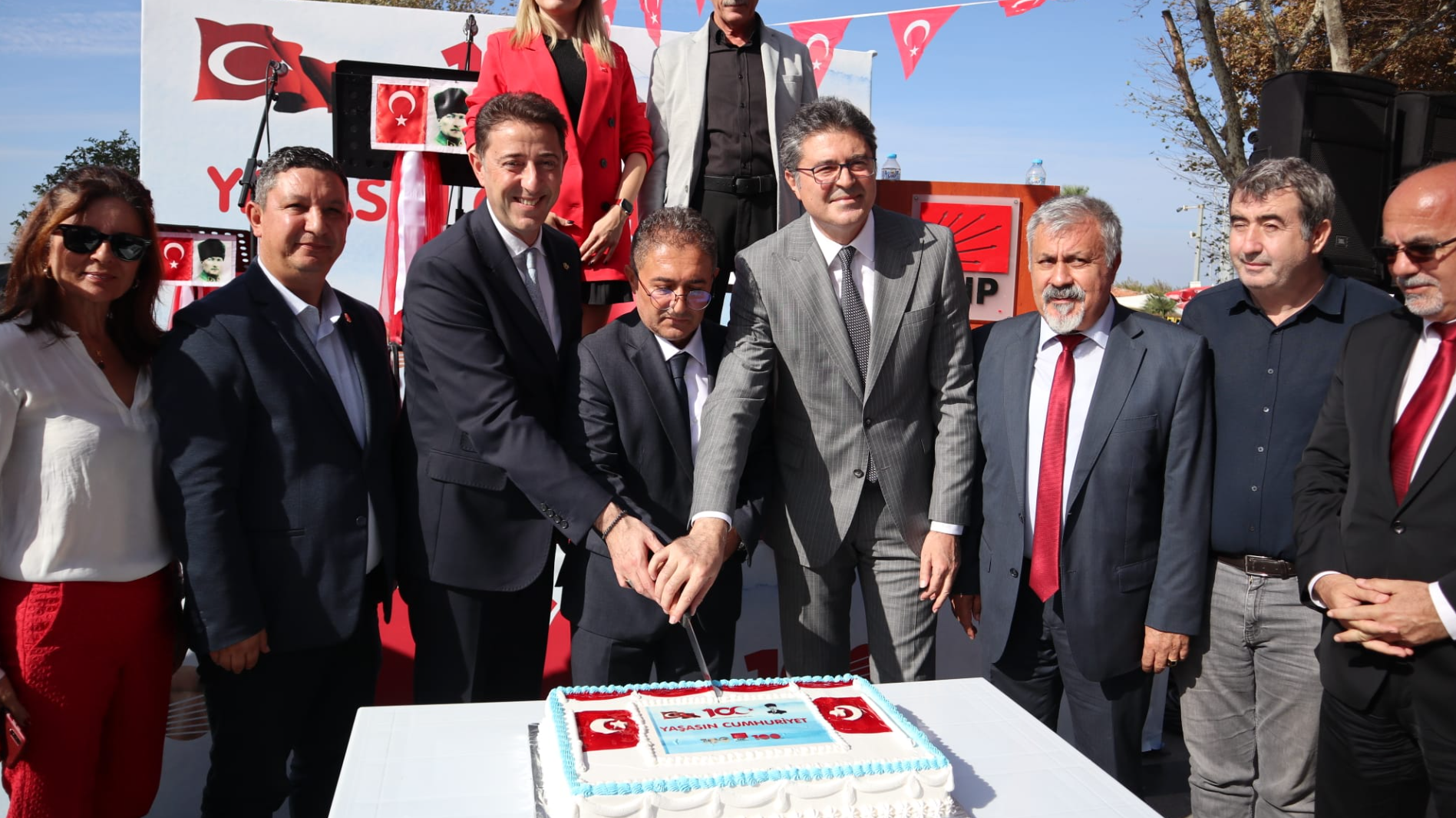 CHP Bandırma İlçe Örgütü, Bandırma Cumhuriyet Meydanı’nda “Cumhuriyetimizin 100’üncü Yılı