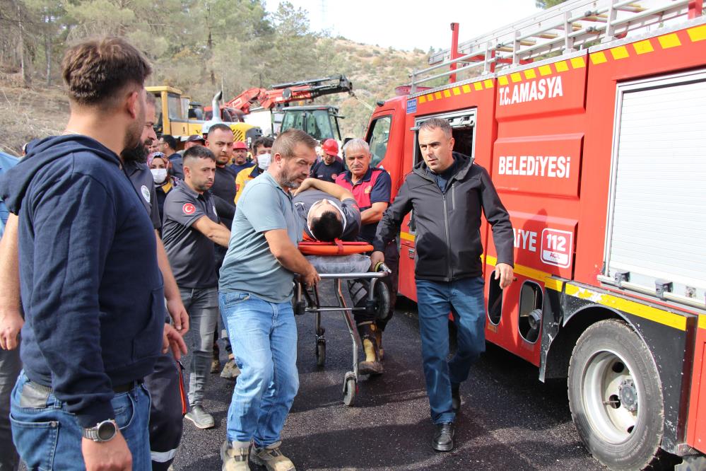 Devrilen 11 tonluk silindirde can pazarı Amasya’da asfaltlama çalışmasında kullanılan bir silindir yoldan çıkarak ağaçların arasına