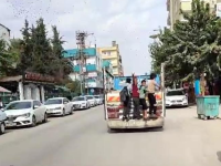 Şanlıurfa’nın Akçakale ilçesinde çocukların kamyonetin arkasına tutunarak yaptıkları tehlikeli yolculuk