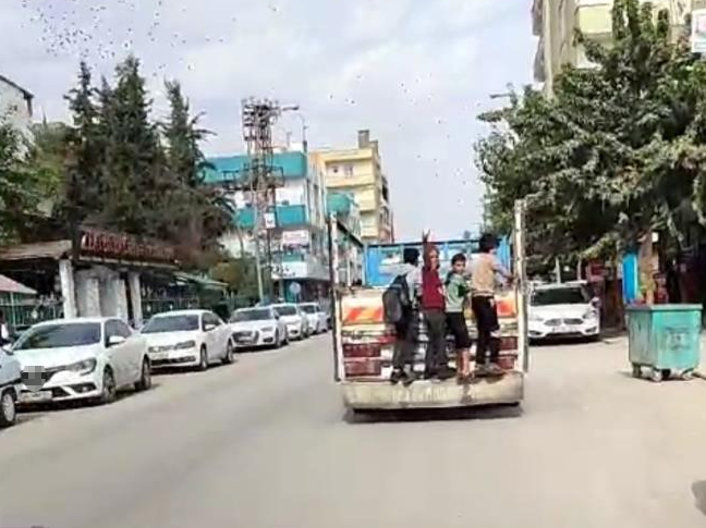 Şanlıurfa’nın Akçakale ilçesinde çocukların kamyonetin arkasına tutunarak yaptıkları tehlikeli yolculuk
