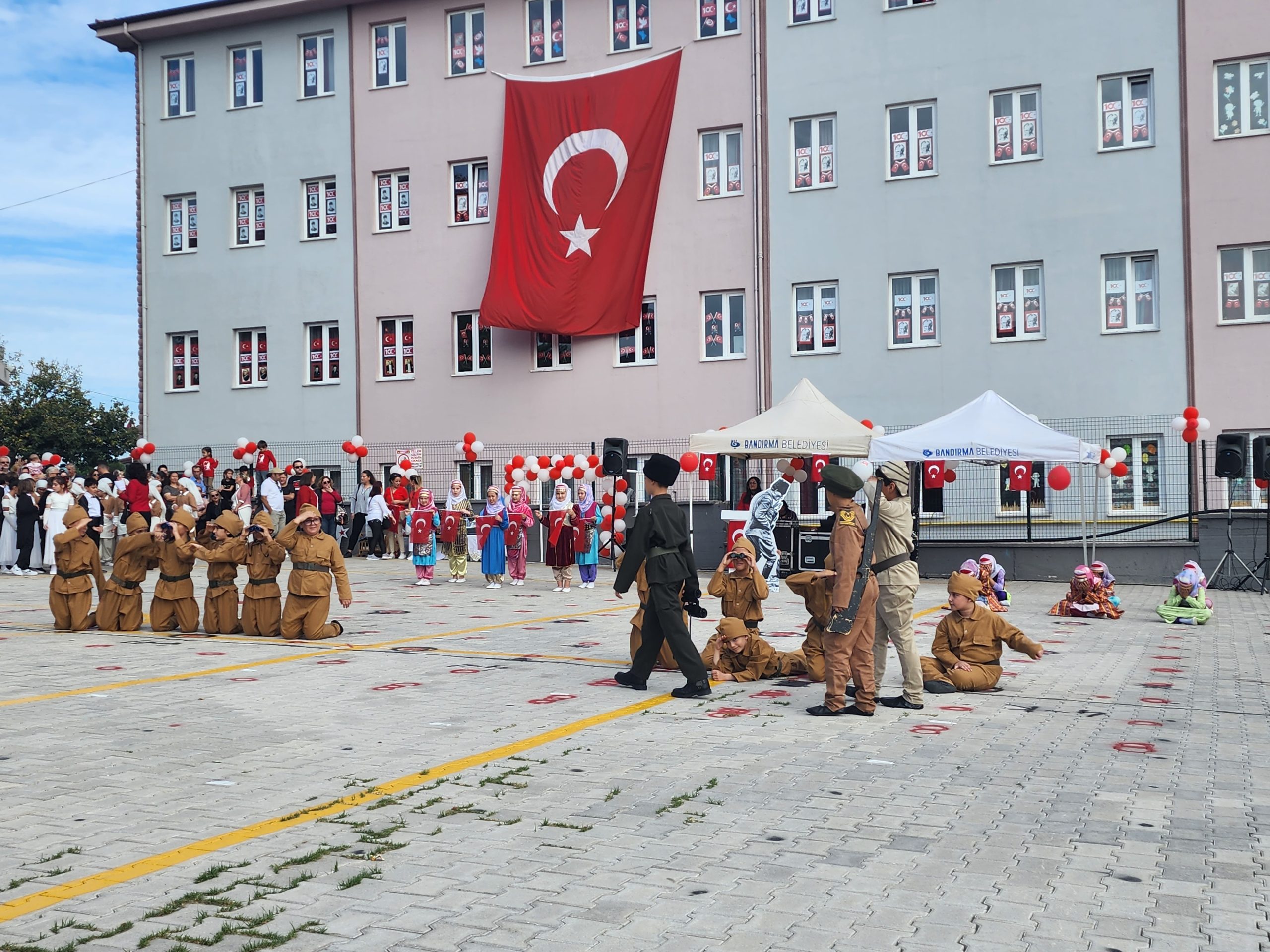 Bandırma Cumhuriyet İlkokulu, cumhuriyetimizin
