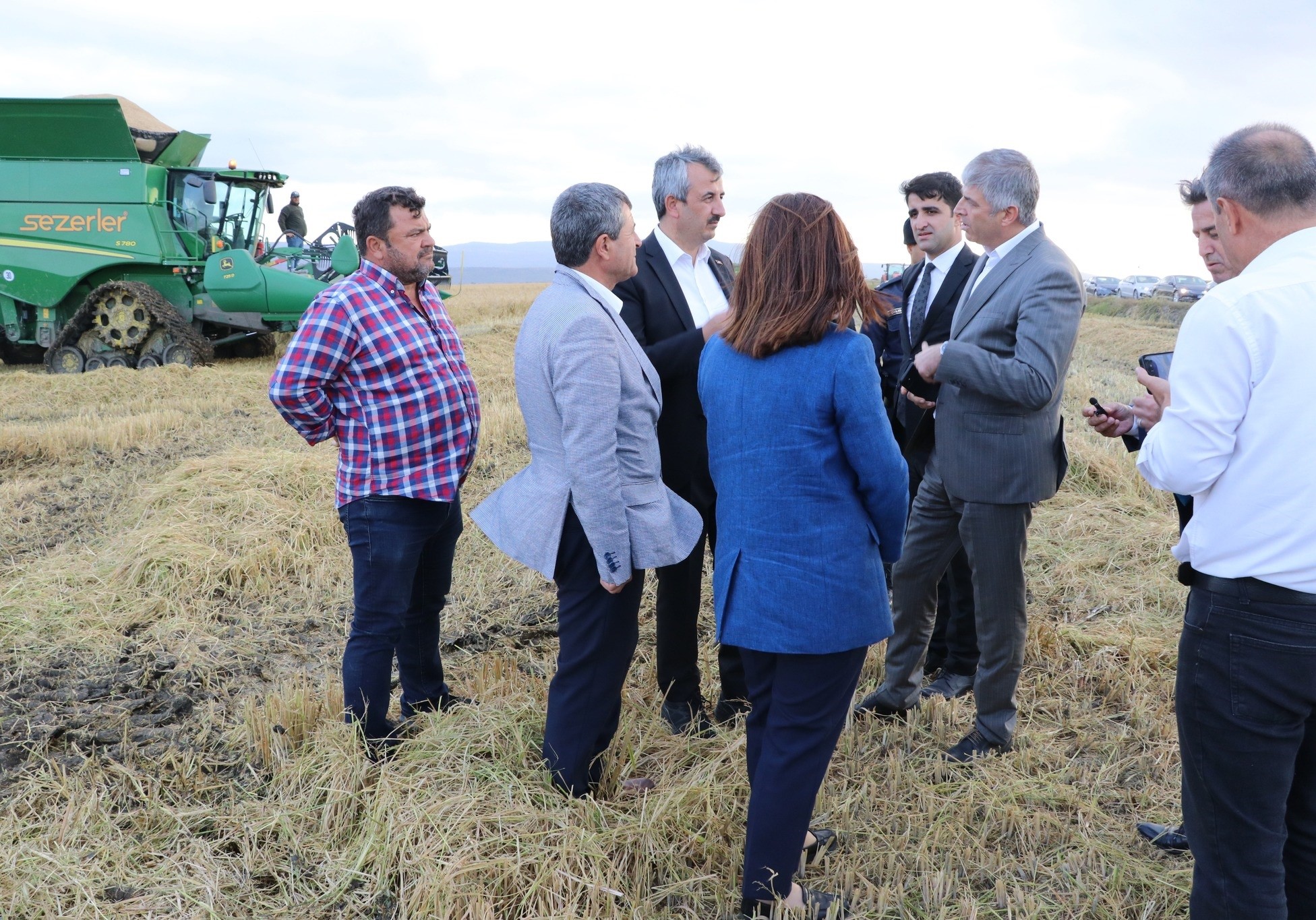 Edirne’de ’beyaz altın’ın hasadı başladı Türkiye’nin pirinç ihtiyacının önemli bir kısmının karşılandığı Edirne’de hasat başladı.Ülke