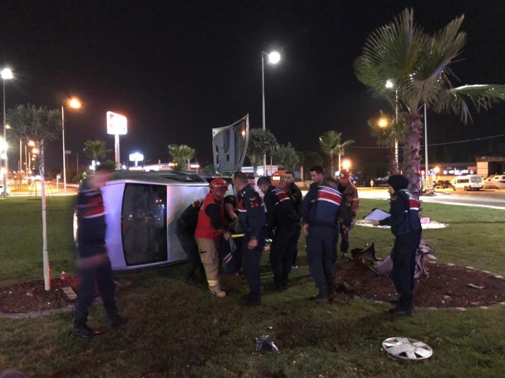 Edremit’te refüje çarparak devrilen otomobilin sürücüsü yaralandı.Edremit’te B.T. yönetimindeki 34