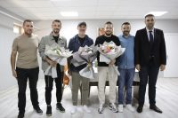Bandırmaspor Teknik Direktörü ve Bandırmasporlu futbolcular Bandırma Fatih Ortaokulu’nda öğrenciler