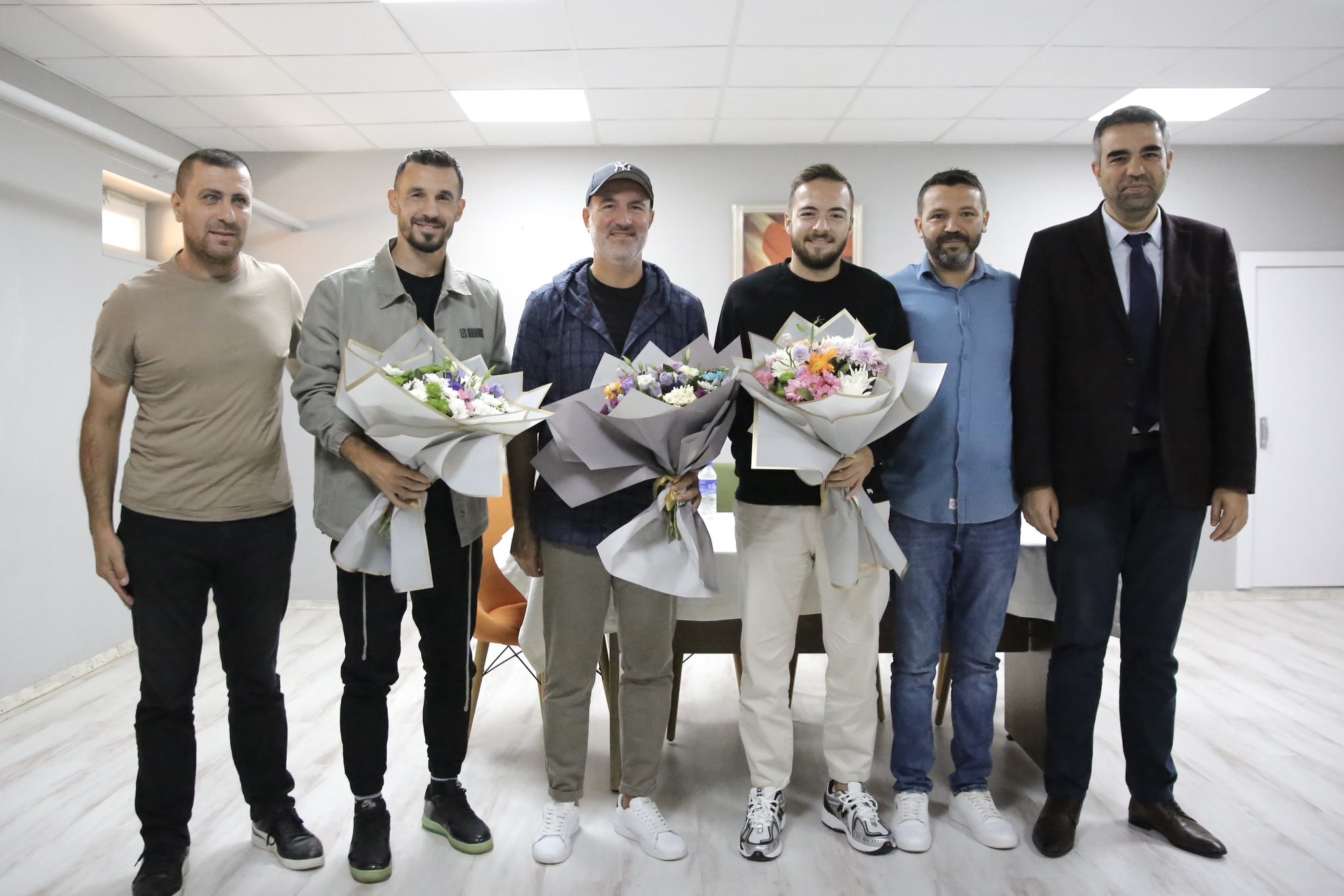 Bandırmasporlu futbolcular küçük hayranlarıyla Bandırmaspor Teknik Direktörü ve Bandırmasporlu futbolcular Bandırma Fatih Ortaokulu’nda öğrenciler
