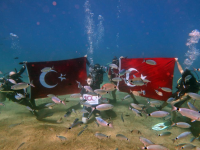Fethiye’de dalgıçlar, 29 Ekim Cumhuriyet Bayramı’nın 100. yılını denizin dibinde