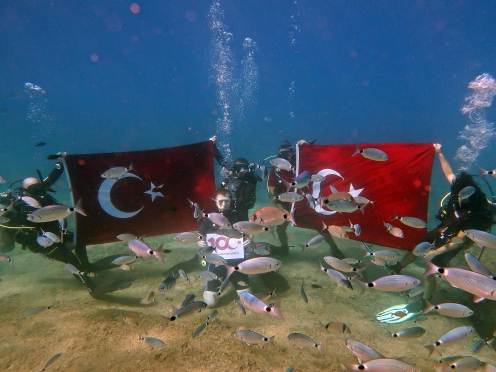 Fethiye’de dalgıçlar, 29 Ekim Cumhuriyet Bayramı’nın 100. yılını denizin dibinde