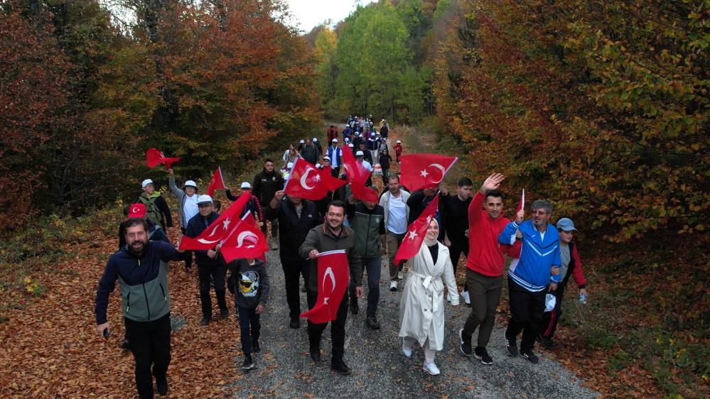 Sındırgı’da Cumhuriyet’in 100. Yıl coşkusu 1764 rakımlı Ulus dağının zirvesinde