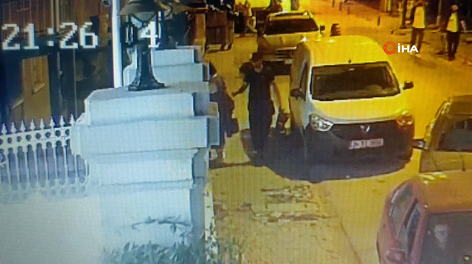 Edirne’de kaldırımda yürüyen kadının çantasından cep telefonunu çalan şahıs, güvenlik